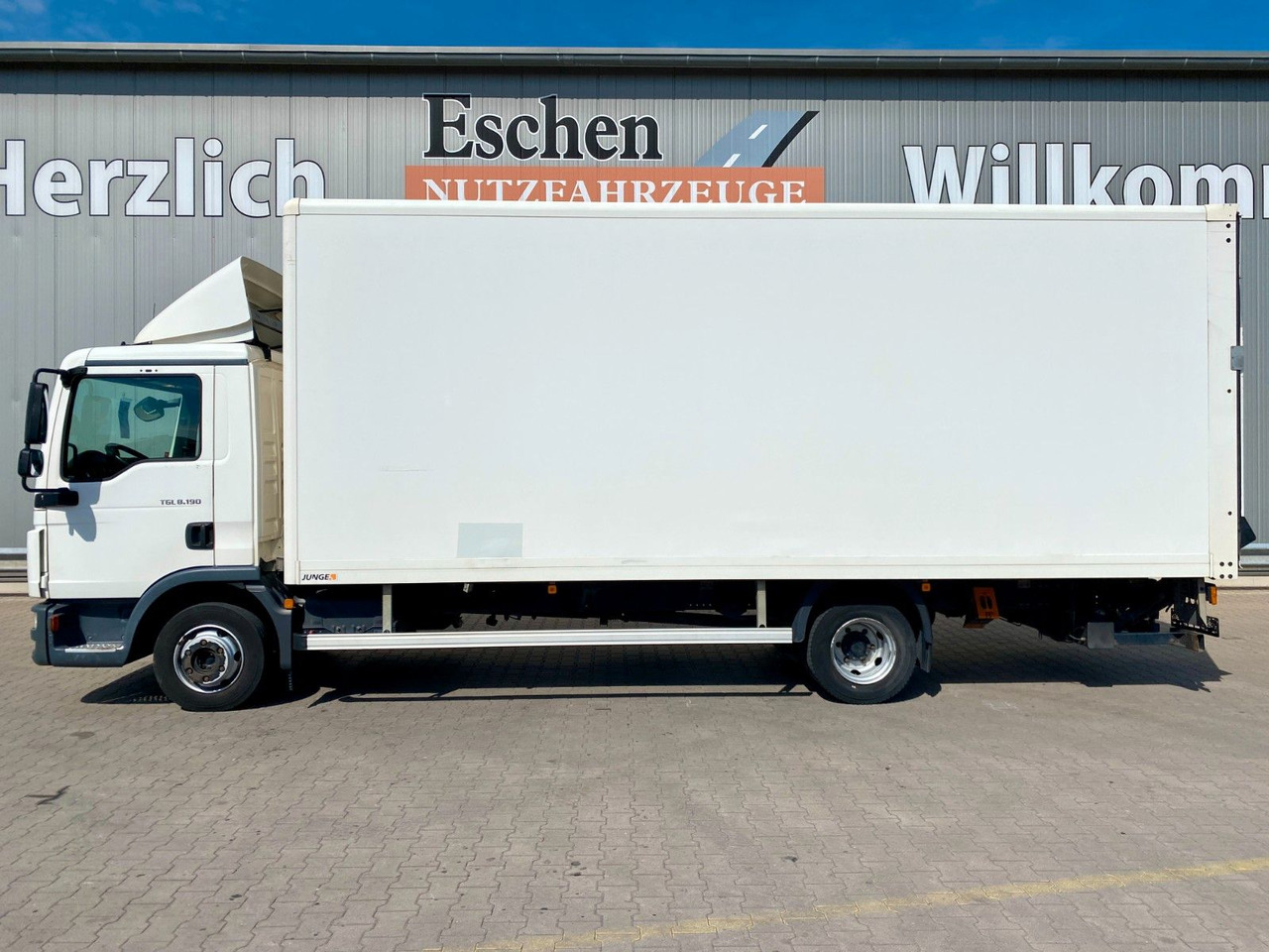 MAN TGL 8.190 | Palfinger LBW 1,00to.*Seitentür*ABS MAN TGL 8.190 | Palfinger LBW 1,00to.*Seitentür*ABS - Box van: picture 2 MAN TGL 8.190 | Palfinger LBW 1,00to.*Seitentür*ABS MAN TGL 8.190 | Palfinger LBW 1,00to.*Seitentür*ABS - Box van: picture 2