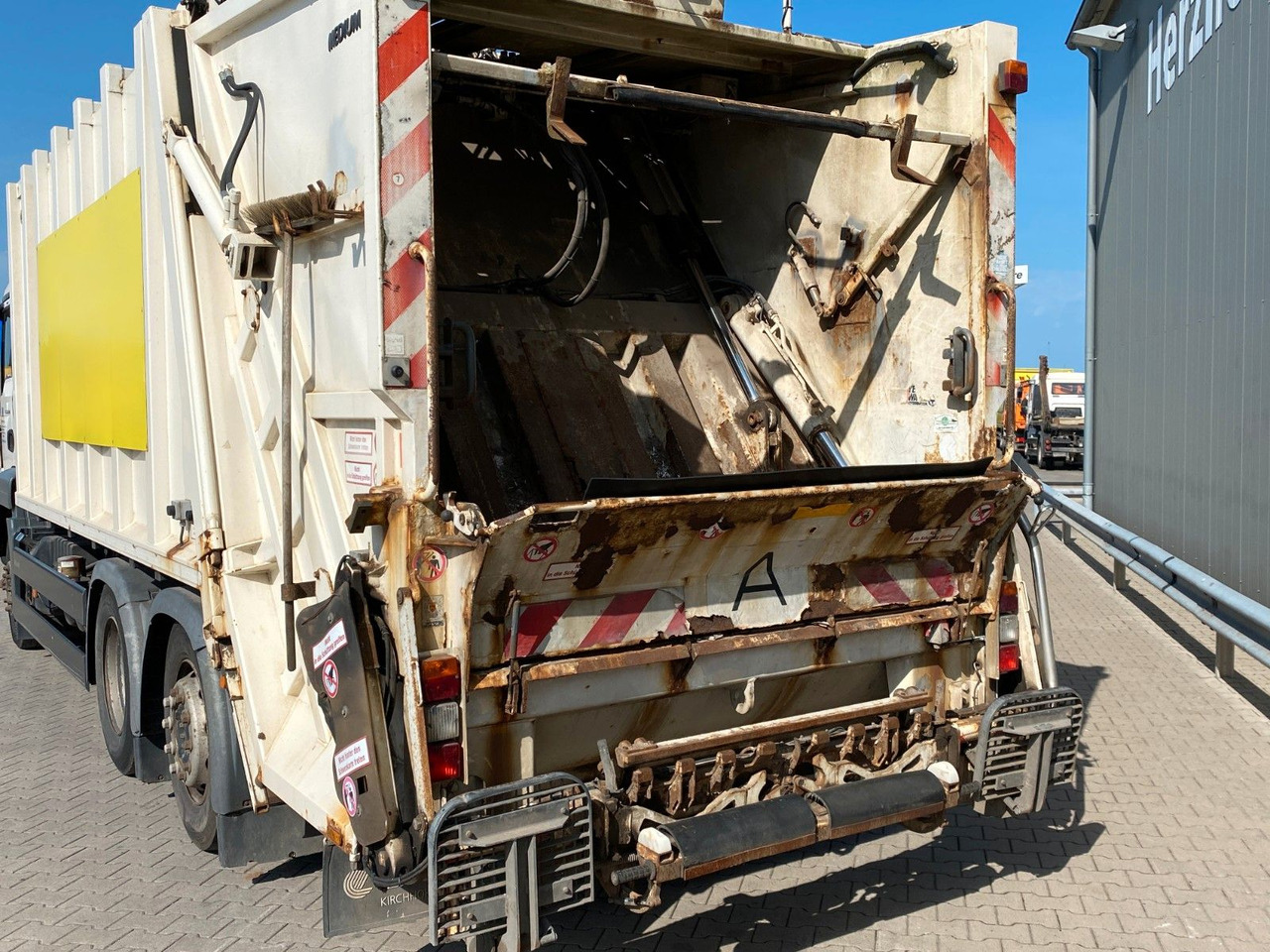 MAN TGS 26.320 6x2-4 | Zöller Medium X2EC24*3x Sitze - Garbage truck: picture 3 MAN TGS 26.320 6x2-4 | Zöller Medium X2EC24*3x Sitze - Garbage truck: picture 3