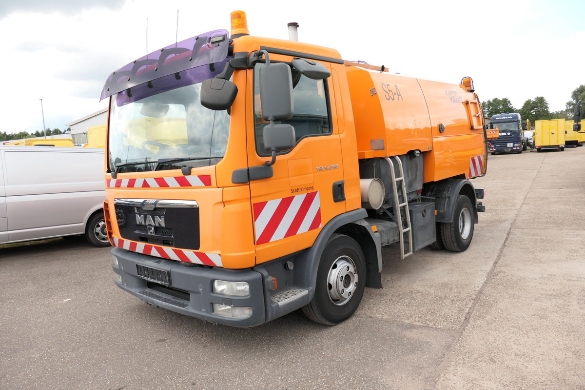 MAN TGL 12.250 4x2 BL Kehrmaschine - Road sweeper: picture 2 MAN TGL 12.250 4x2 BL Kehrmaschine - Road sweeper: picture 2