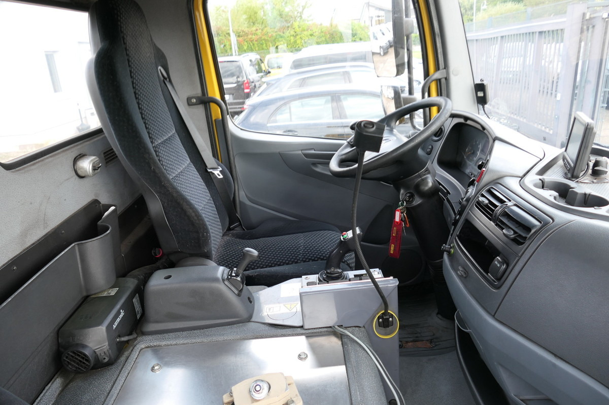 Interior photo 2: Container transporter/ Swap body truck MERCEDES-BENZ KAMAG WBH 25 Wiesel Sattelkupplung Umsetzfahrz.