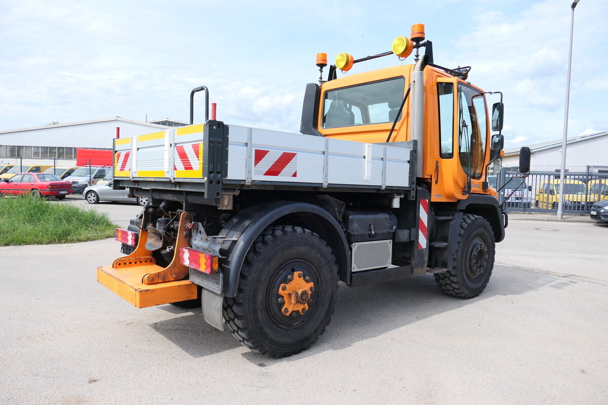 UNIMOG U400 405/12 AHK KLIMA ZAPFWELLE vorn SFZ KOMMUN - Dropside/ Flatbed truck, Utility/ Special vehicle: picture 5 UNIMOG U400 405/12 AHK KLIMA ZAPFWELLE vorn SFZ KOMMUN - Dropside/ Flatbed truck, Utility/ Special vehicle: picture 5