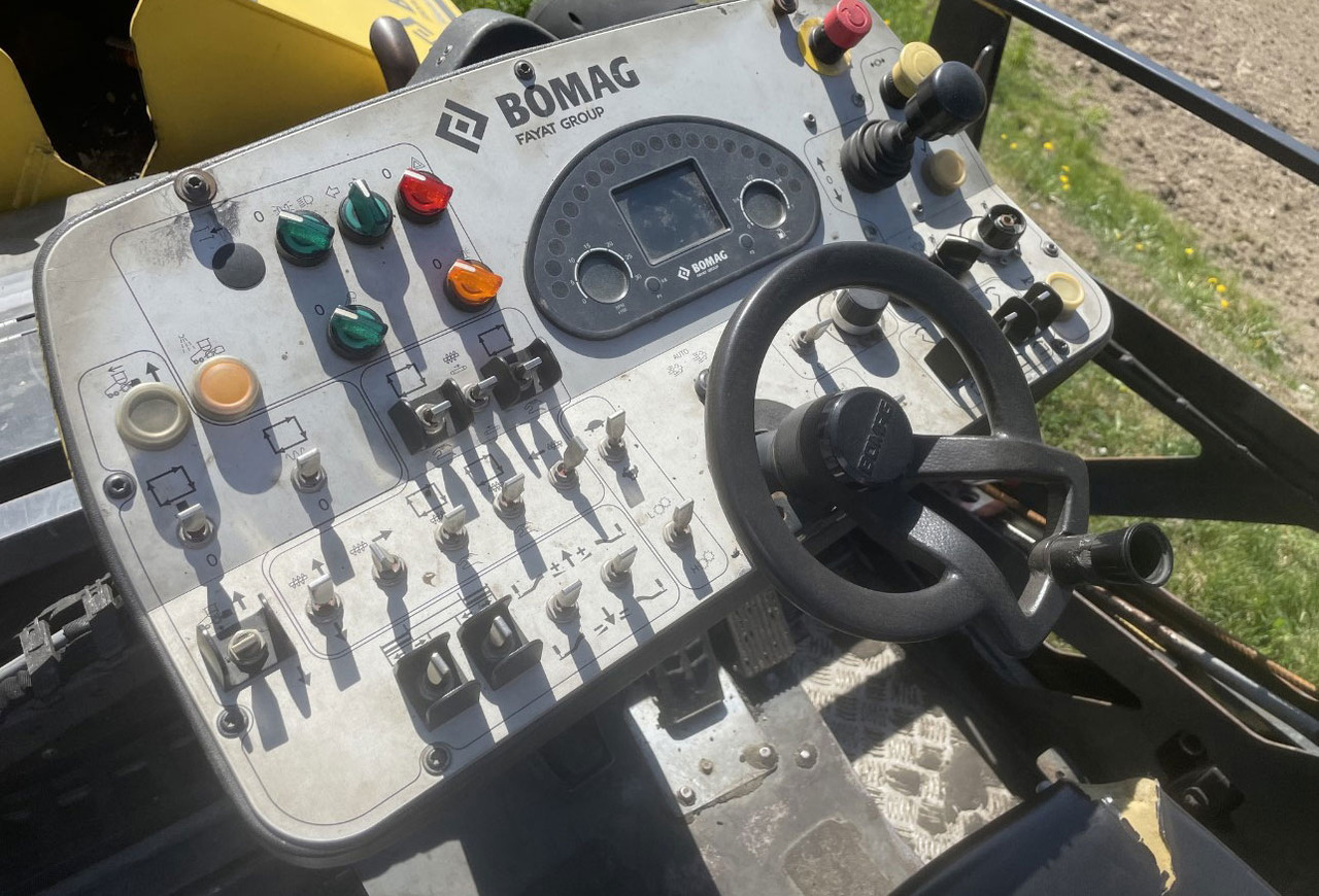 Bomag BF300 P-2 - Asphalt paver: picture 5 Bomag BF300 P-2 - Asphalt paver: picture 5