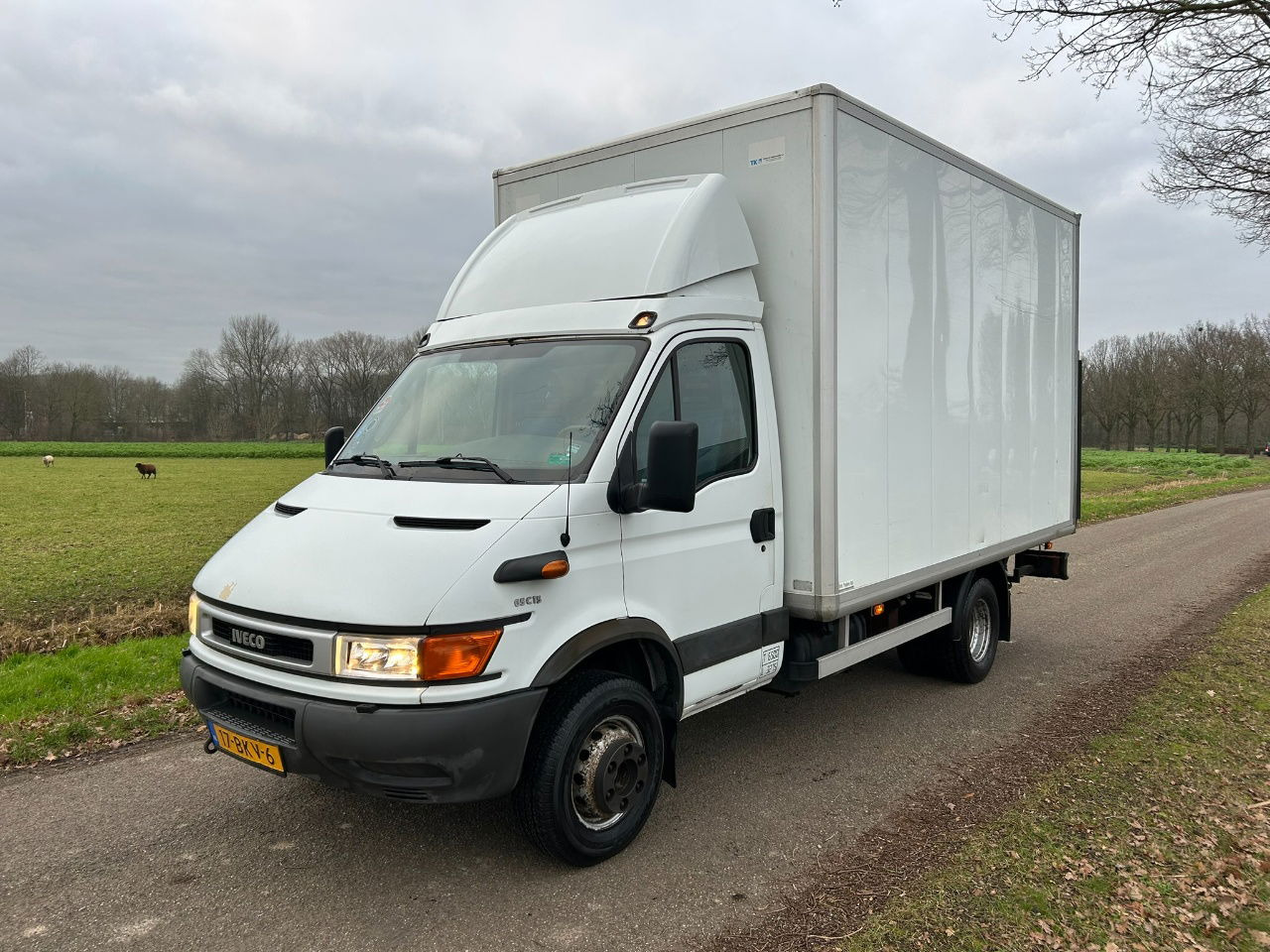 Iveco Daily 65 65 C 15 / laadklep 750 kg / apk 7-2026 / only 82068 km / bak H 237 B 226 L 417 - Box truck: picture 1 Iveco Daily 65 65 C 15 / laadklep 750 kg / apk 7-2026 / only 82068 km / bak H 237 B 226 L 417 - Box truck: picture 1