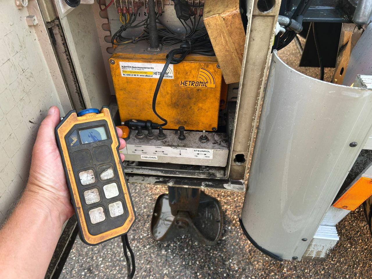 Van Hool Cable system 90 tipping / disc brakes bpw / lifting axle / remote control - Container transporter/ Swap body semi-trailer: picture 5 Van Hool Cable system 90 tipping / disc brakes bpw / lifting axle / remote control - Container transporter/ Swap body semi-trailer: picture 5