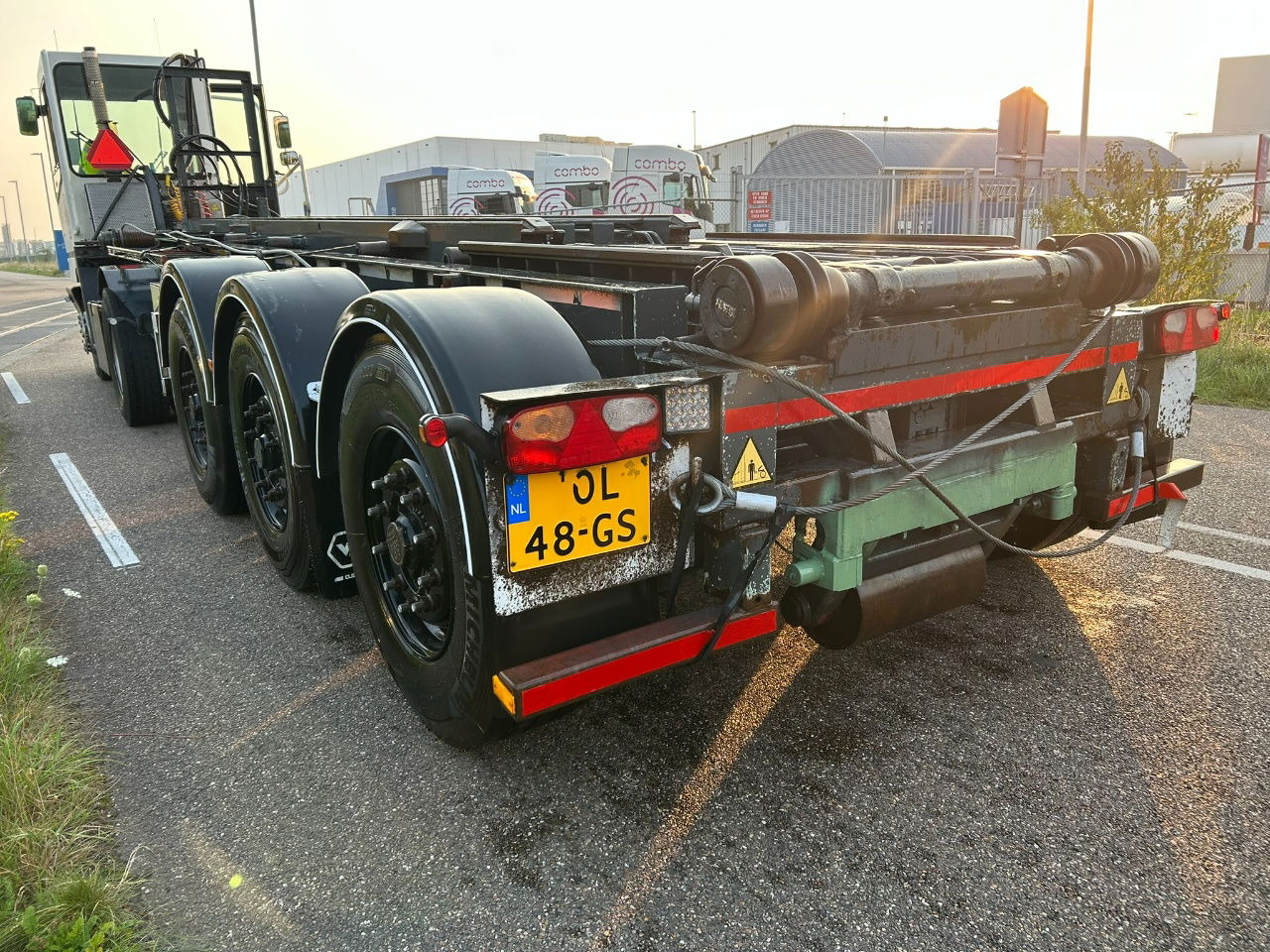 Van Hool Cable system 90 tipping / disc brakes bpw / lifting axle / remote control - Container transporter/ Swap body semi-trailer: picture 3 Van Hool Cable system 90 tipping / disc brakes bpw / lifting axle / remote control - Container transporter/ Swap body semi-trailer: picture 3