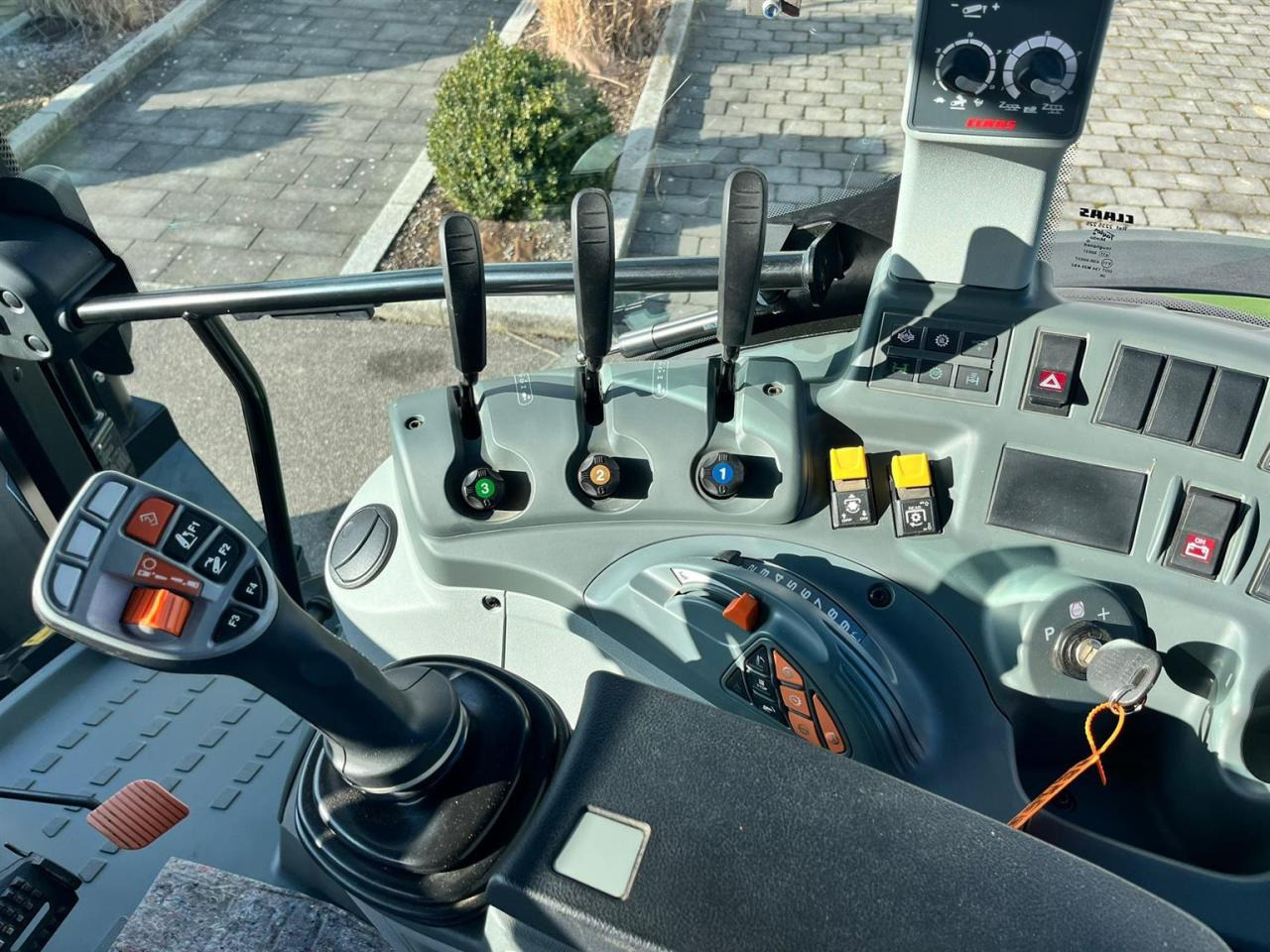 Farm tractor CLAAS Arion 420 CIS mit Frontzapfwelle und Frontkraftheber, neuwertiger Zustand, erst 620 Betriebsstunden: picture 21