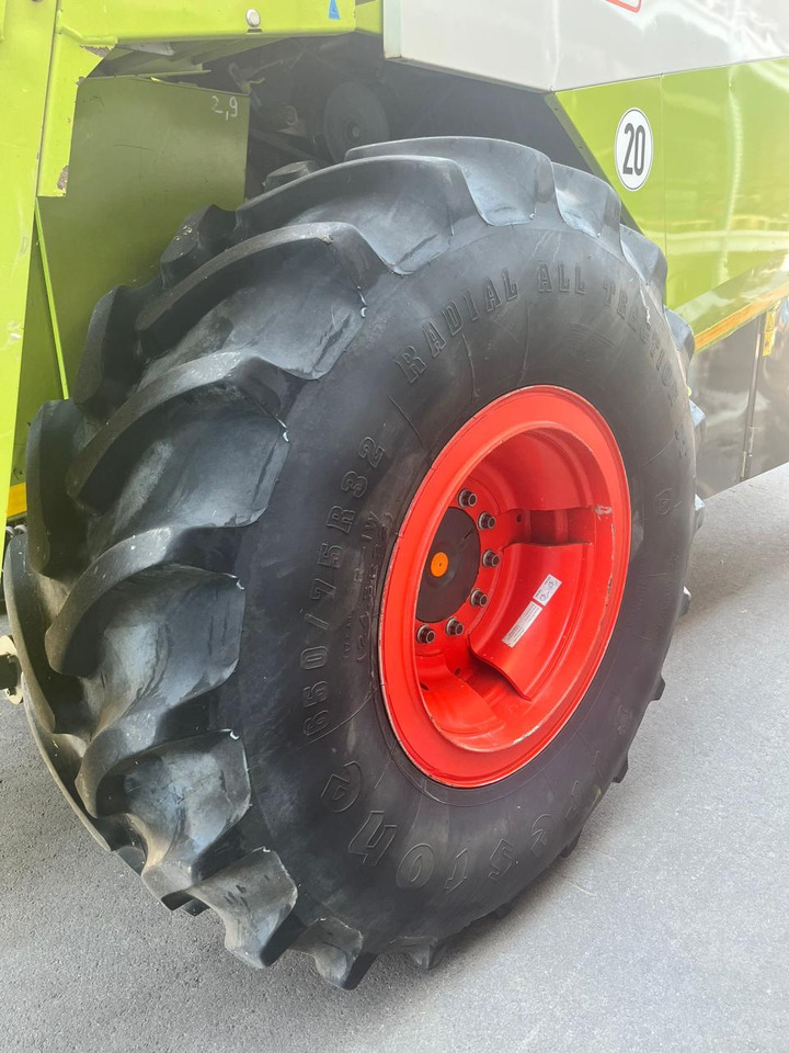 CLAAS Lexion verstärkte 10-Loch Felgen mit Reifen 650/75 R32 - Combine harvester: picture 3 CLAAS Lexion verstärkte 10-Loch Felgen mit Reifen 650/75 R32 - Combine harvester: picture 3