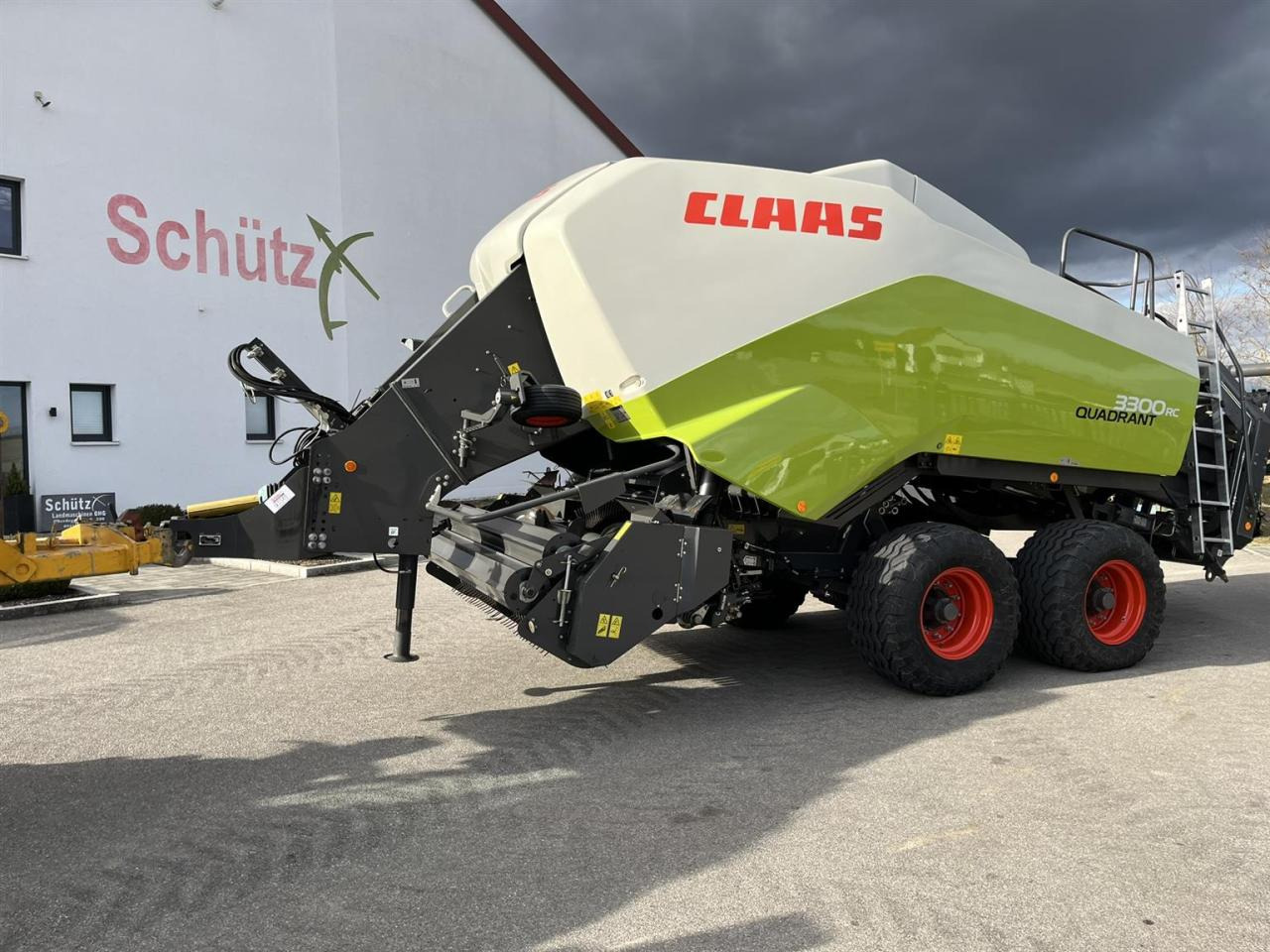 CLAAS Quadrant 3300 RC, Claas Großpackenpresse, Bj. 2016, ca. 16.500 Ballen - Square baler: picture 1 CLAAS Quadrant 3300 RC, Claas Großpackenpresse, Bj. 2016, ca. 16.500 Ballen - Square baler: picture 1