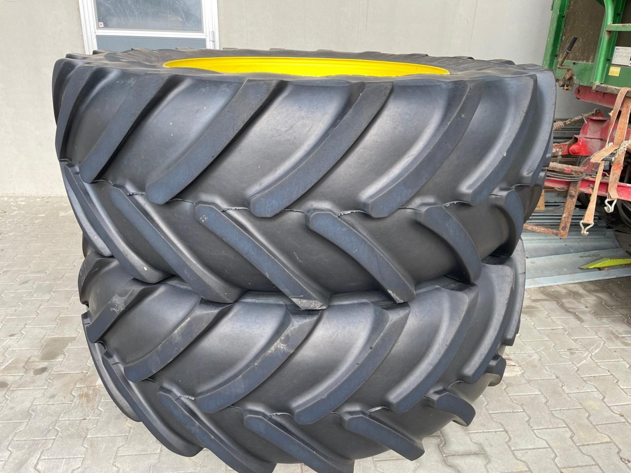 John Deere Kompletträder von 6R250, 650/65 R42 mit Bridgestone Decken aus 2019, ca. 50 % - Farm tractor: picture 1 John Deere Kompletträder von 6R250, 650/65 R42 mit Bridgestone Decken aus 2019, ca. 50 % - Farm tractor: picture 1