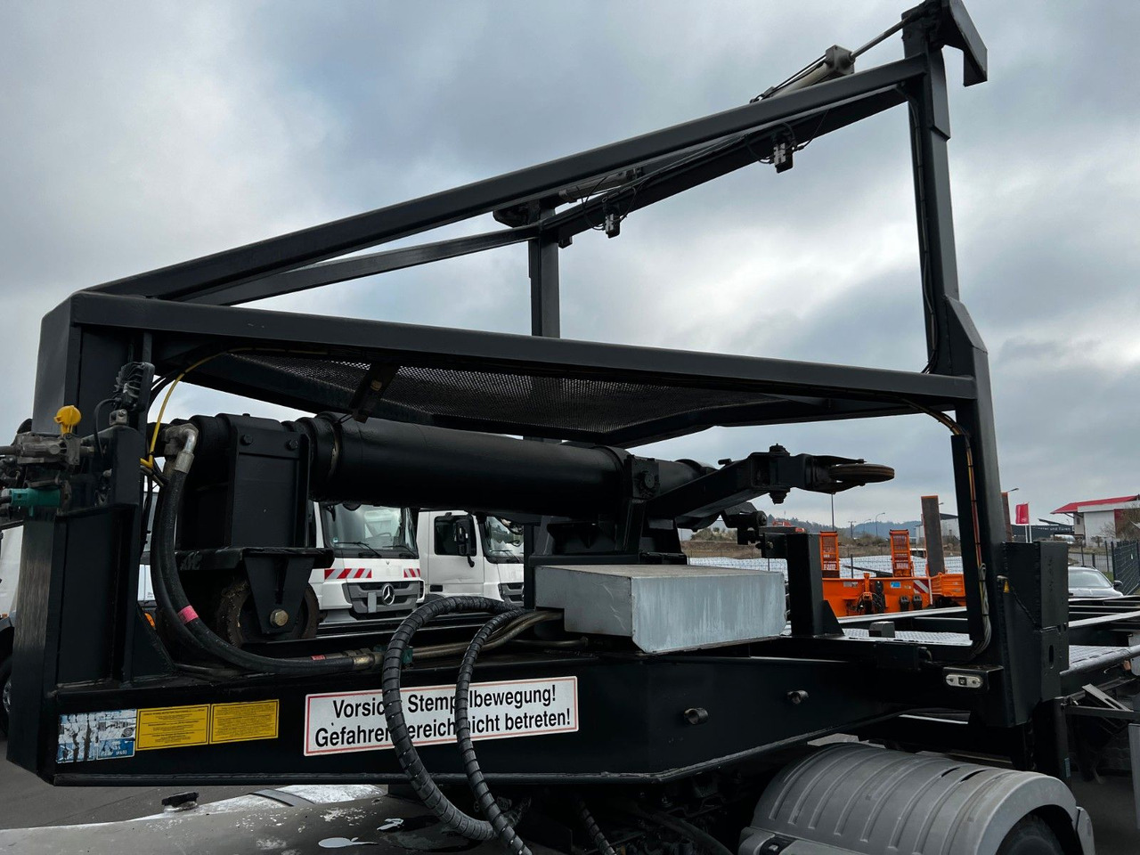 H&W 3- Achs Auflieger für Presscontainer H&W 3- Achs Auflieger für Presscontainer - Container transporter/ Swap body semi-trailer: picture 3 H&W 3- Achs Auflieger für Presscontainer H&W 3- Achs Auflieger für Presscontainer - Container transporter/ Swap body semi-trailer: picture 3