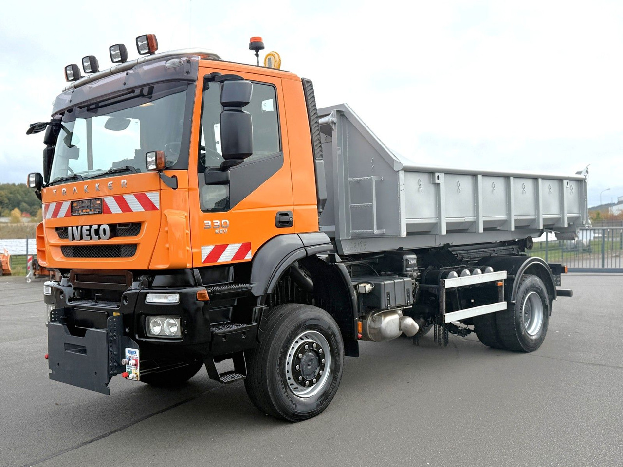 Iveco Trakker 330 EEV Winterdienst Abroll - Hook lift truck: picture 1 Iveco Trakker 330 EEV Winterdienst Abroll - Hook lift truck: picture 1
