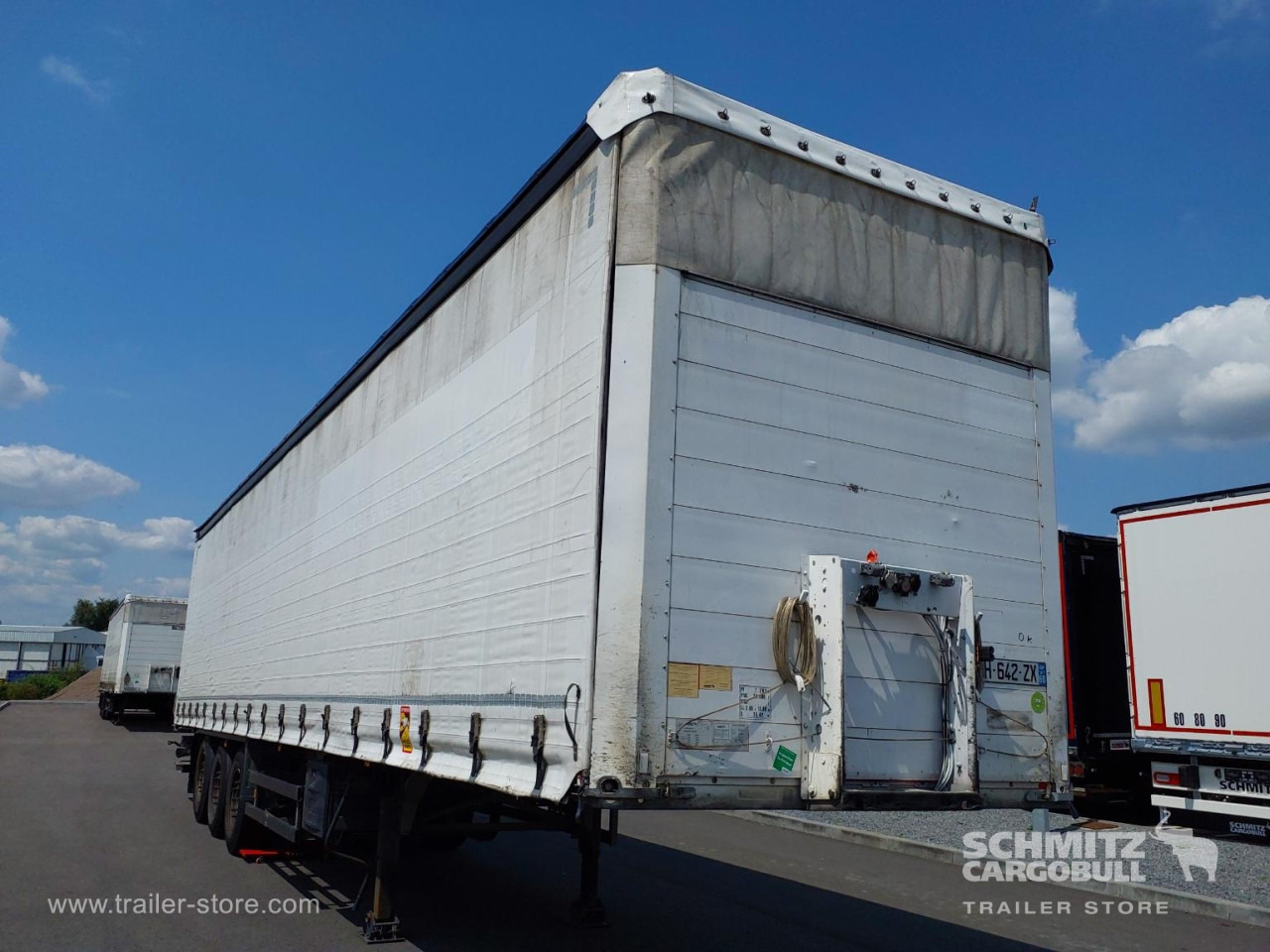 SCHMITZ Curtainsider Standard Taillift - Curtainsider semi-trailer: picture 1 SCHMITZ Curtainsider Standard Taillift - Curtainsider semi-trailer: picture 1