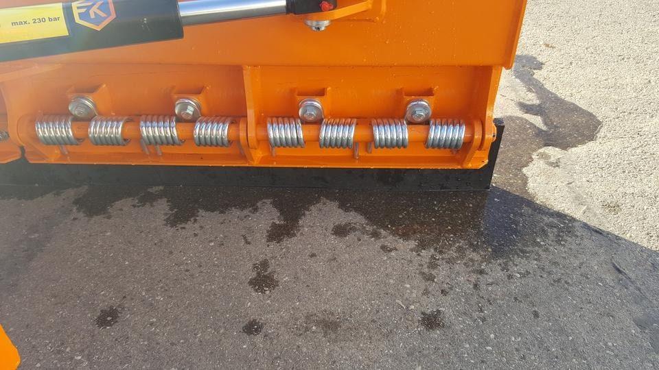 Schneeschild 1,8m Kubota Kommunal Schlepper Radlader Hoflader - Snow plough: picture 5 Schneeschild 1,8m Kubota Kommunal Schlepper Radlader Hoflader - Snow plough: picture 5