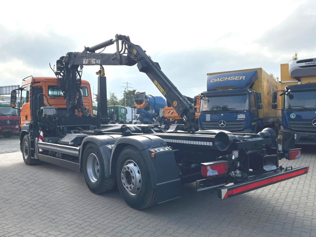 MAN MAN TG-S Abrollkipper mit Kran 26.400 6x4H-2 BL Lift/Lenk - Hook lift truck, Crane truck: picture 4 MAN MAN TG-S Abrollkipper mit Kran 26.400 6x4H-2 BL Lift/Lenk - Hook lift truck, Crane truck: picture 4