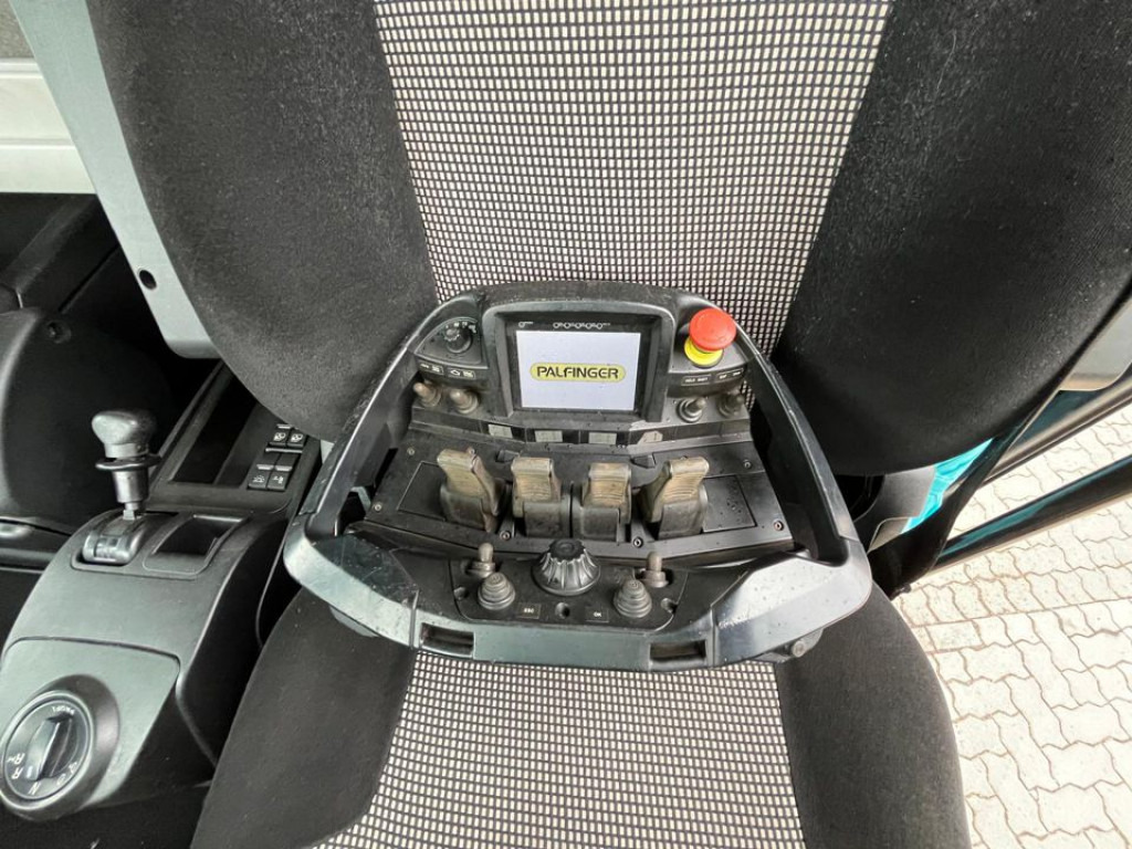 MAN TG-X 26.500 6x2-2 LL Pritsche Heckkran 53m to, Funk,Twistlock. - Dropside/ Flatbed truck, Crane truck: picture 4 MAN TG-X 26.500 6x2-2 LL Pritsche Heckkran 53m to, Funk,Twistlock. - Dropside/ Flatbed truck, Crane truck: picture 4