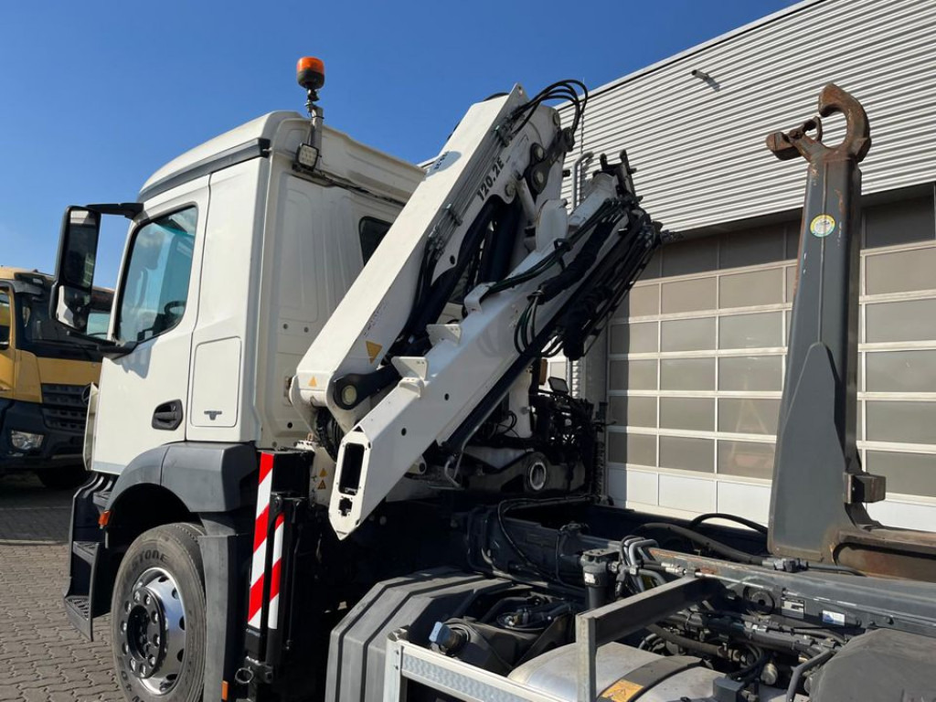MERCEDES-BENZ Antos 2543 L 6x2 Abrollkipper mit Kran Funk+Greiferst. - Hook lift truck, Crane truck: picture 4 MERCEDES-BENZ Antos 2543 L 6x2 Abrollkipper mit Kran Funk+Greiferst. - Hook lift truck, Crane truck: picture 4
