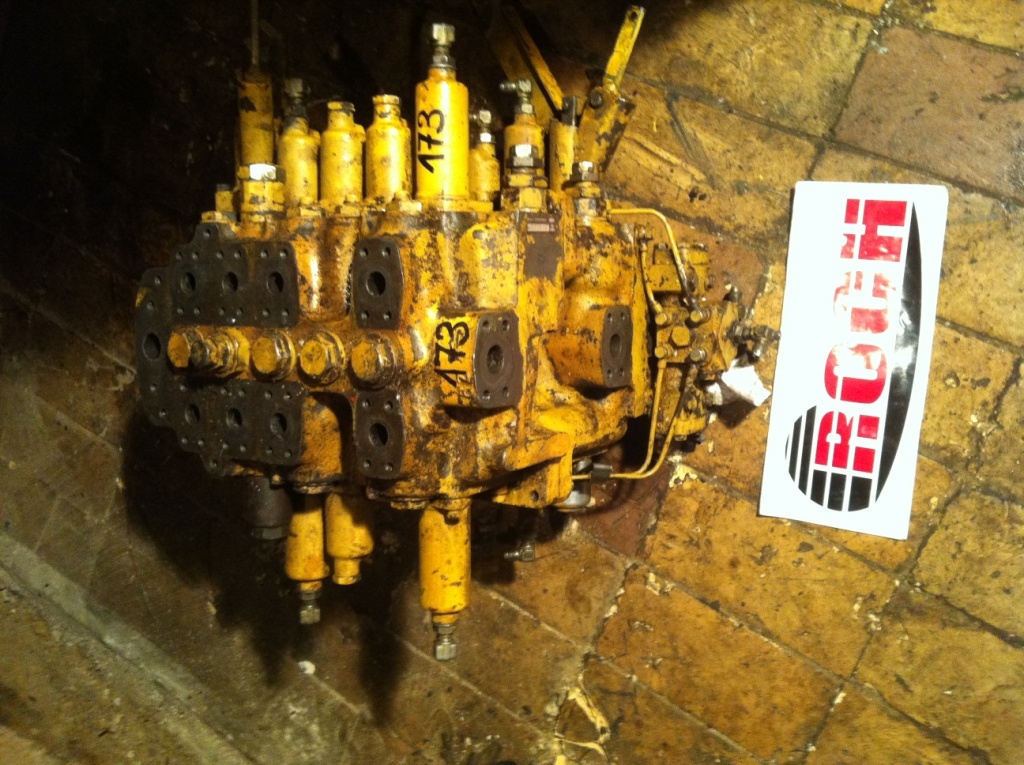 KOMATSU 91A062M - 9 SEKCYJNY - Hydraulic valve for Construction machinery: picture 1 KOMATSU 91A062M - 9 SEKCYJNY - Hydraulic valve for Construction machinery: picture 1
