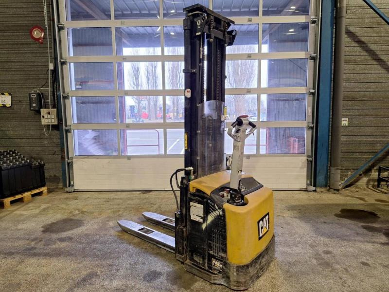 Caterpillar NSP16N - Stacker: picture 1 Caterpillar NSP16N - Stacker: picture 1