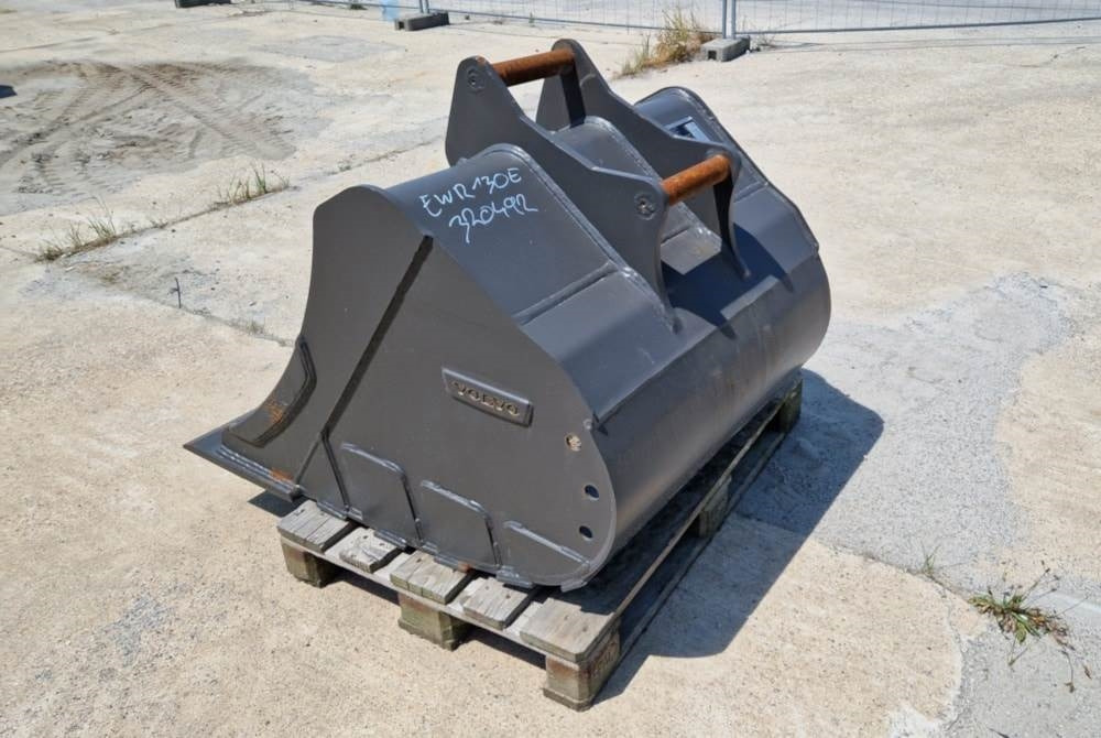 Volvo Tieflöffel mit Messer - Backhoe loader: picture 3 Volvo Tieflöffel mit Messer - Backhoe loader: picture 3