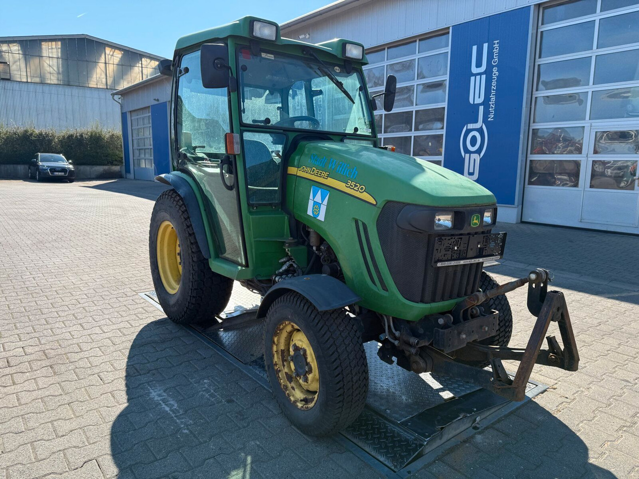 John Deere 3520 Kommunaltrak. Frontkraftheber Kuppeldreieck - Farm tractor: picture 1 John Deere 3520 Kommunaltrak. Frontkraftheber Kuppeldreieck - Farm tractor: picture 1