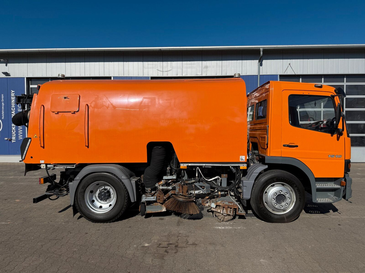 Mercedes-Benz Atego 1518 4x2 Kehrmaschine Bucher 500 - Road sweeper: picture 2 Mercedes-Benz Atego 1518 4x2 Kehrmaschine Bucher 500 - Road sweeper: picture 2
