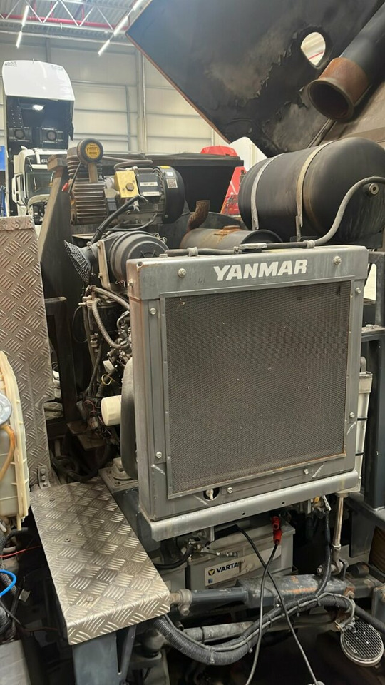 Mitsubishi Canter FUSO Kehrmaschine BROCK SL140 4 m³ - Road sweeper: picture 2 Mitsubishi Canter FUSO Kehrmaschine BROCK SL140 4 m³ - Road sweeper: picture 2