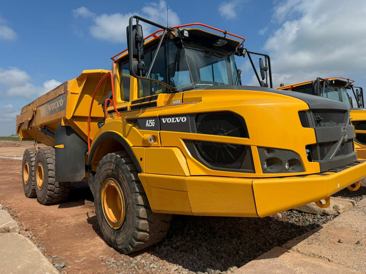 Volvo A25G Dumper 22,7 Ton TOP gepflegt - Skip loader truck: picture 1 Volvo A25G Dumper 22,7 Ton TOP gepflegt - Skip loader truck: picture 1