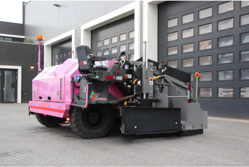 TANGUAY WP50 Bermverharder - Paved shoulder - Shoulderpavement - Straßenrandbefe TANGUAY WP50 - Construction machinery: picture 3 TANGUAY WP50 Bermverharder - Paved shoulder - Shoulderpavement - Straßenrandbefe TANGUAY WP50 - Construction machinery: picture 3