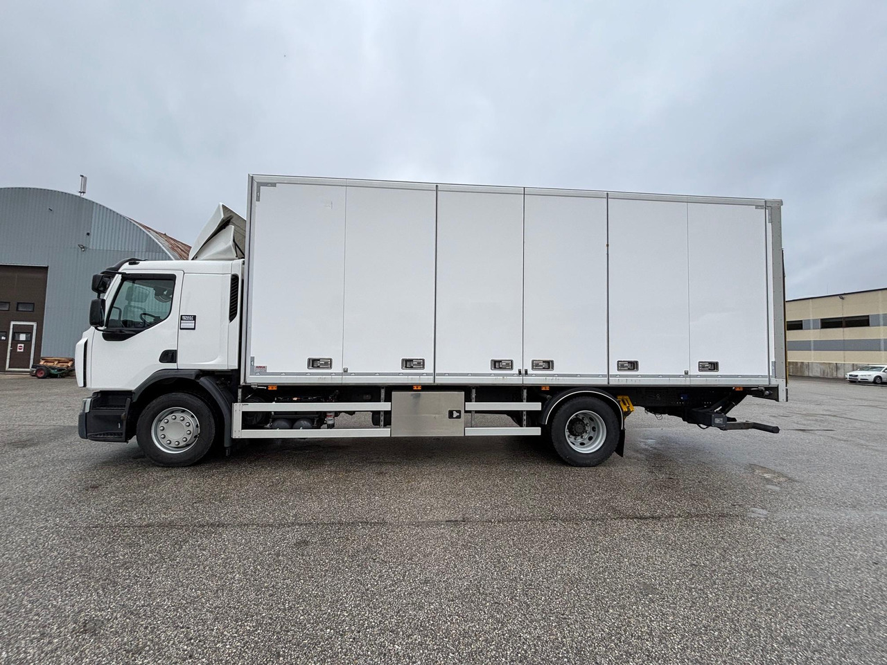 RENAULT D WIDE 320 - Box truck: picture 5 RENAULT D WIDE 320 - Box truck: picture 5
