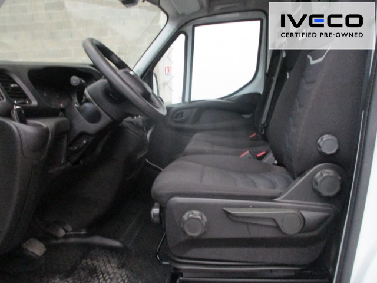 Interior photo 2: Box van IVECO Daily 35C16H Euro6 Klima ZV