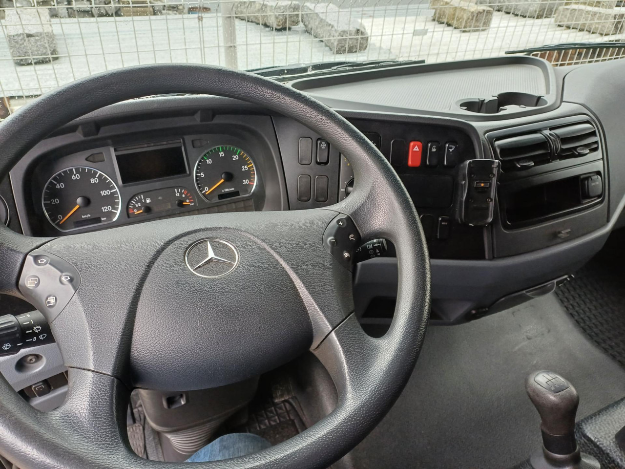 Interior photo 2: Refrigerator truck MERCEDES-BENZ 816 Euro5 AHK Luftfeder Interior photo 2: Refrigerator truck MERCEDES-BENZ 816 Euro5 AHK Luftfeder