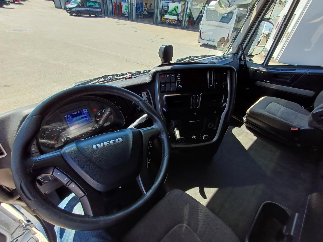 Interior photo 1: Tractor unit IVECO Stralis AS440S46T/FPLT mit Kipphydraulik Euro6 ZV