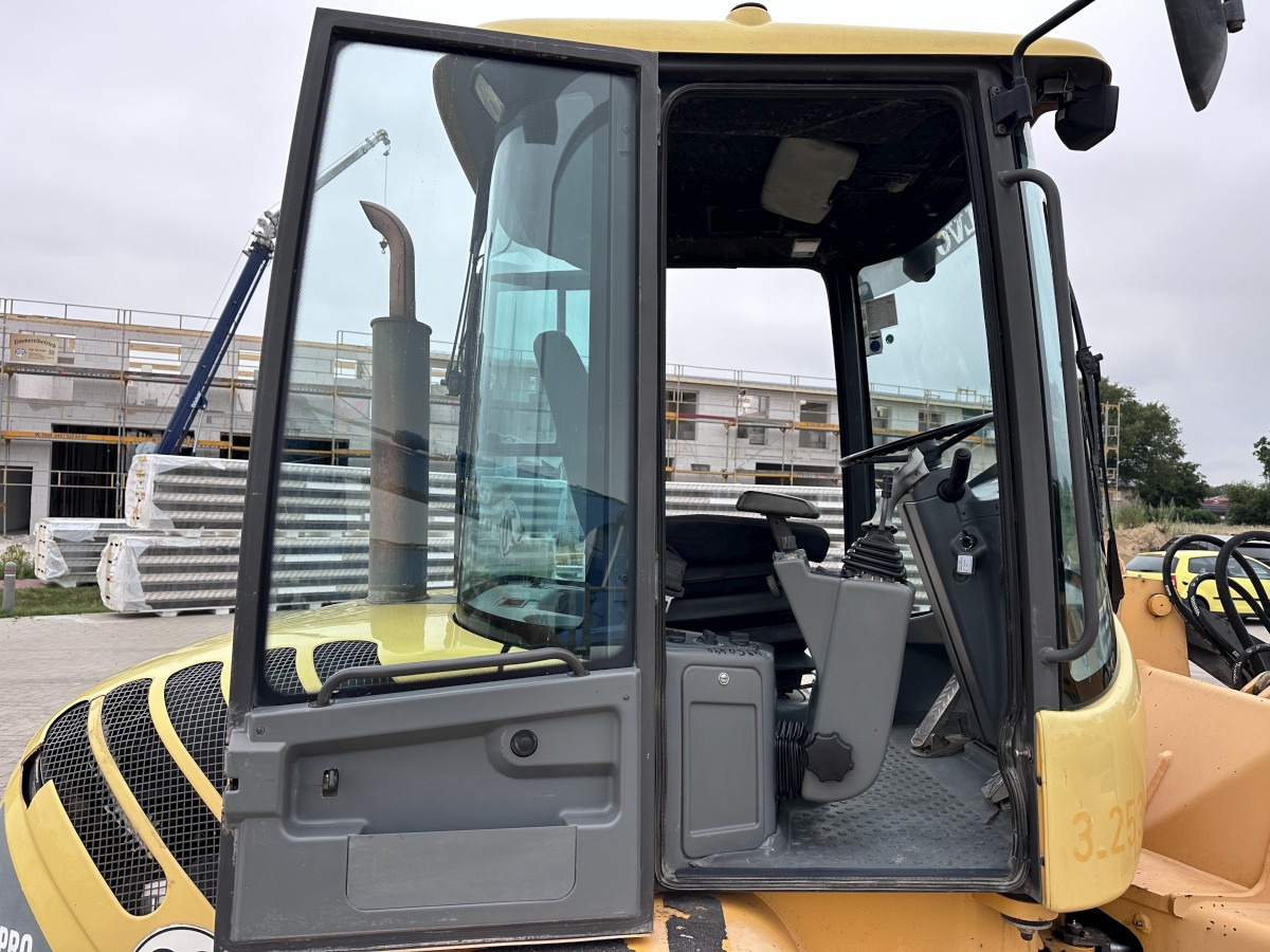 Wheel loader VOLVO L 30 B PRO 3er Kreis Klappschaufel+Palettengabel: picture 11 Wheel loader VOLVO L 30 B PRO 3er Kreis Klappschaufel+Palettengabel: picture 11