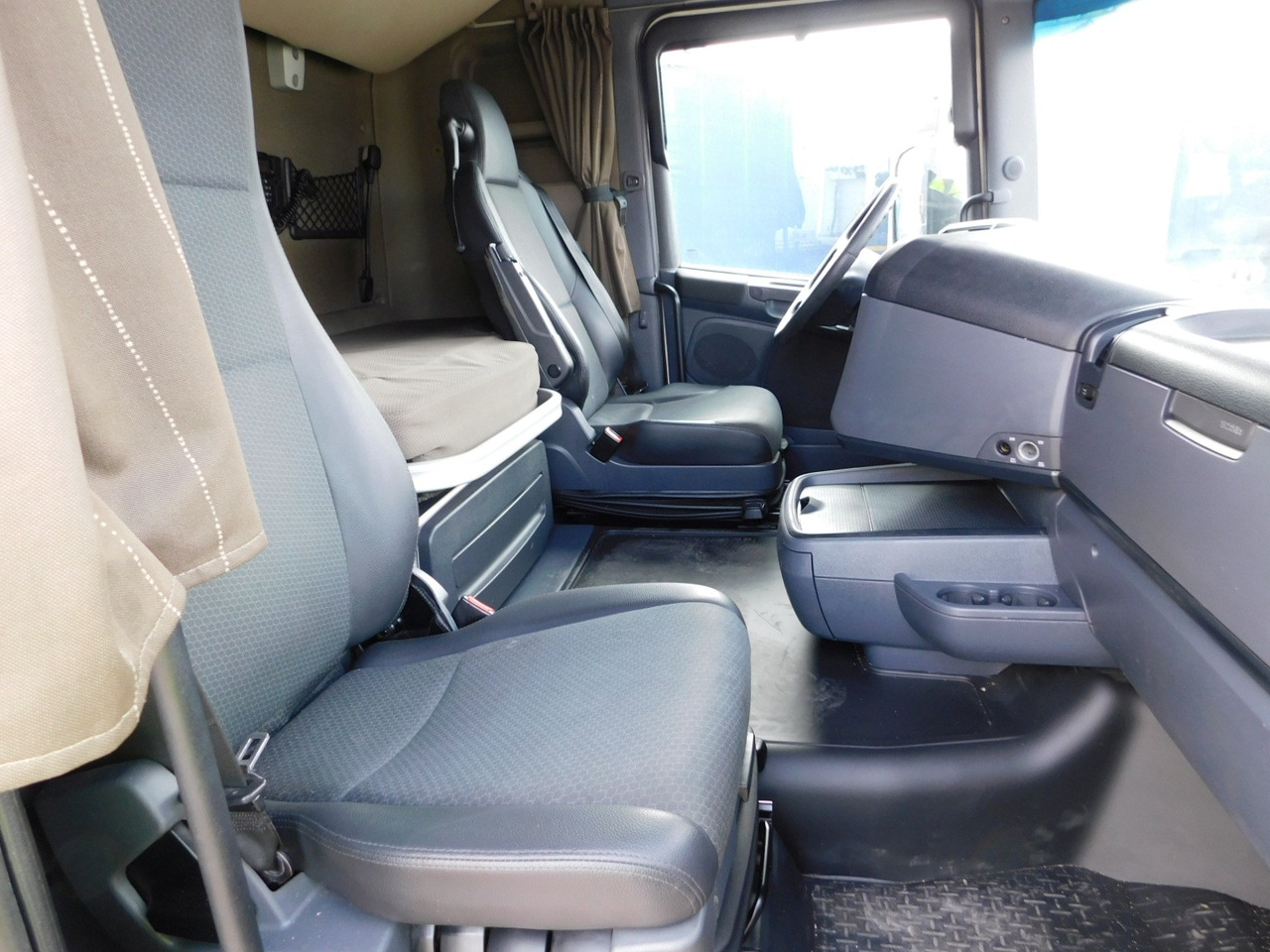 Scania R 450 - Tractor unit: picture 5 Scania R 450 - Tractor unit: picture 5