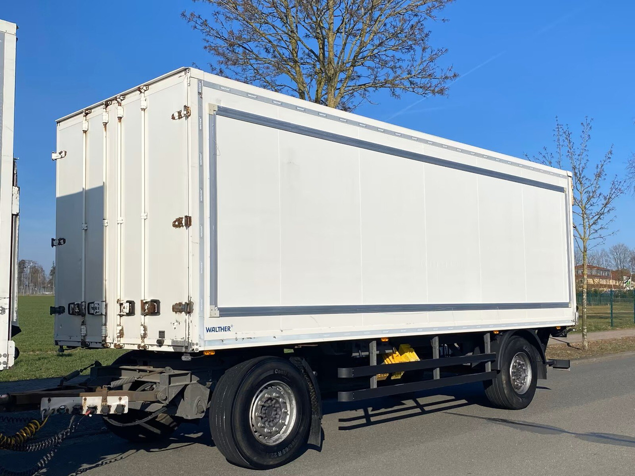 Kofferanhänger mit LBW Kofferanhänger mit LBW, Durchladesystem - Closed box trailer: picture 1 Kofferanhänger mit LBW Kofferanhänger mit LBW, Durchladesystem - Closed box trailer: picture 1