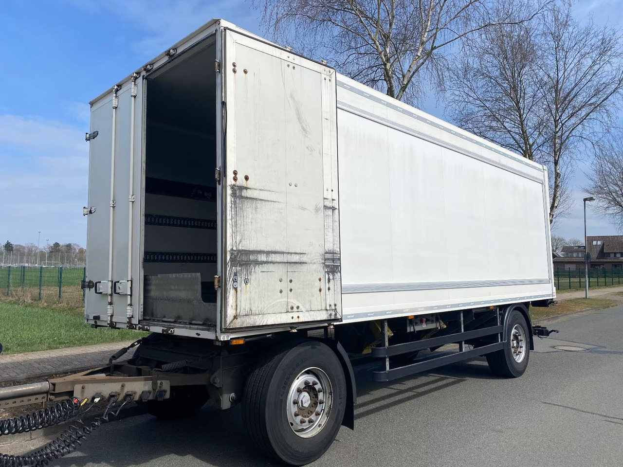 Kofferanhänger mit LBW Kofferanhänger mit LBW, Durchladesystem - Closed box trailer: picture 3 Kofferanhänger mit LBW Kofferanhänger mit LBW, Durchladesystem - Closed box trailer: picture 3