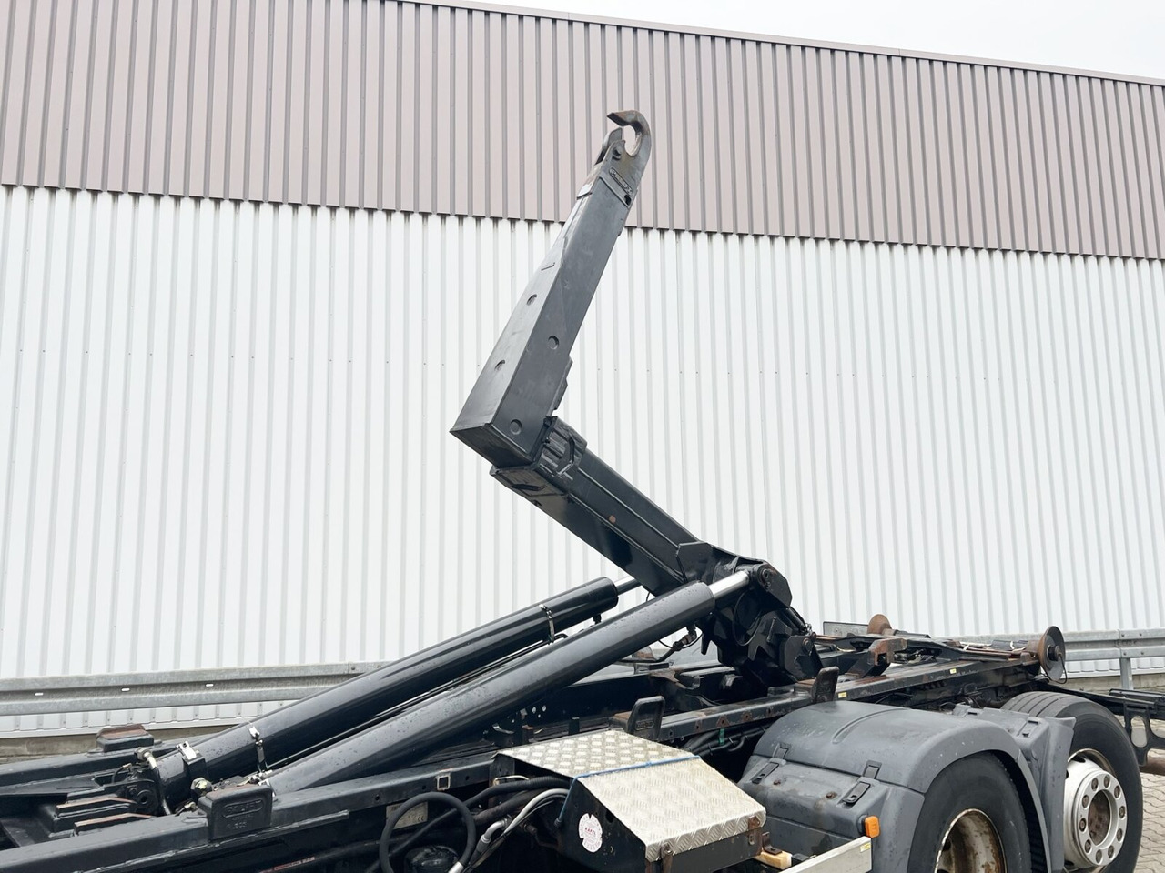 MAN TGA 26.350 6x2-2 BL TGA 26.350/400 6x2-2 BL, Lenk-/Liftachse - Hook lift truck: picture 2 MAN TGA 26.350 6x2-2 BL TGA 26.350/400 6x2-2 BL, Lenk-/Liftachse - Hook lift truck: picture 2