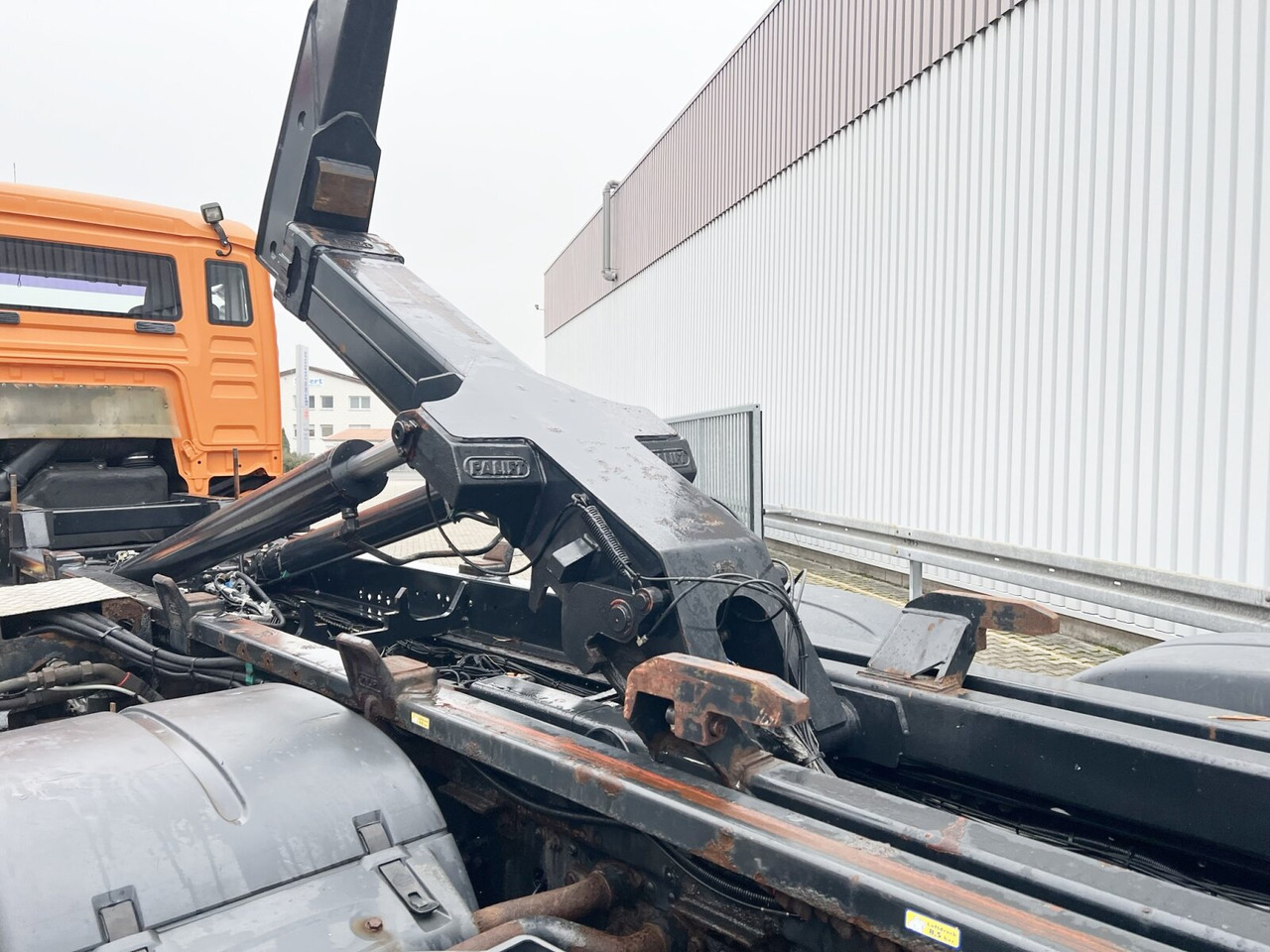 MAN TGA 26.350 6x2-2 BL TGA 26.350/400 6x2-2 BL, Lenk-/Liftachse - Hook lift truck: picture 5 MAN TGA 26.350 6x2-2 BL TGA 26.350/400 6x2-2 BL, Lenk-/Liftachse - Hook lift truck: picture 5