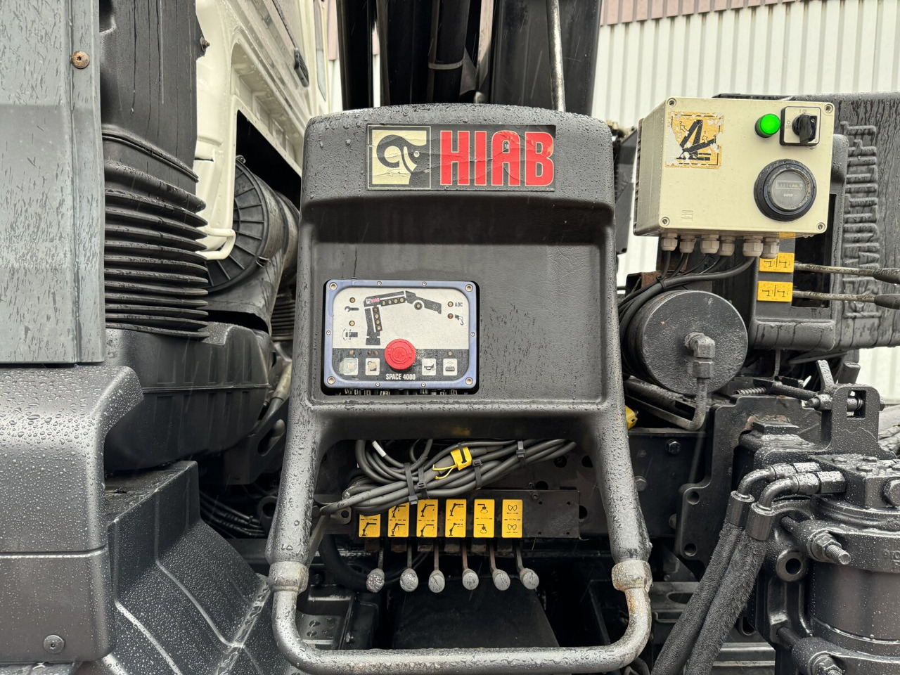 MAN TGA 33.350 6X4 BB TGA 33.350 6X4 BB mit Kran Hiab 166 E-3 HiDuo, Funk - Hook lift truck, Crane truck: picture 4 MAN TGA 33.350 6X4 BB TGA 33.350 6X4 BB mit Kran Hiab 166 E-3 HiDuo, Funk - Hook lift truck, Crane truck: picture 4