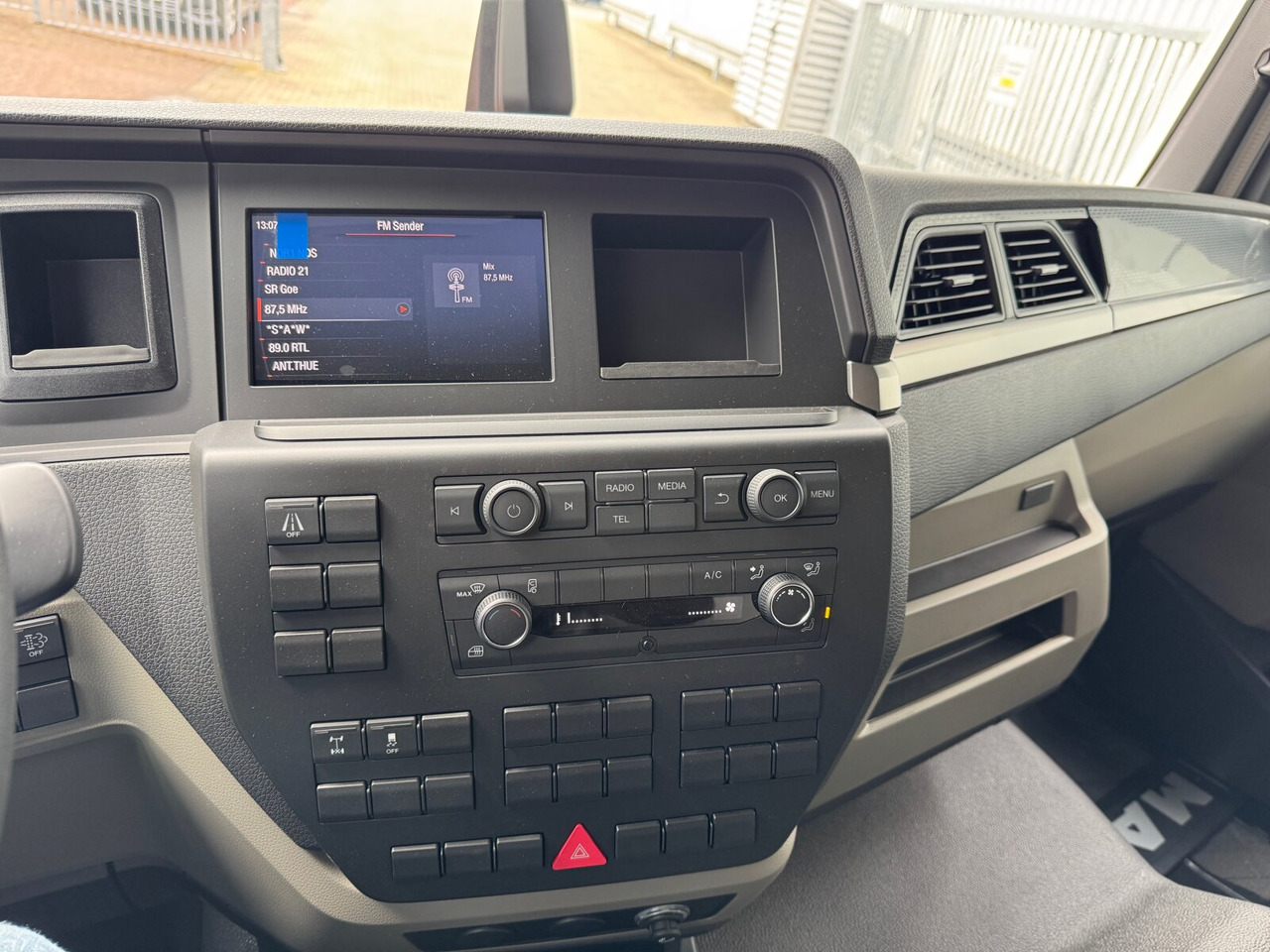 MAN TGL 8.160 4x2 BL CH TGL 8.160 4x2 BL CH, 3x VORHANDEN! - Cab chassis truck: picture 5 MAN TGL 8.160 4x2 BL CH TGL 8.160 4x2 BL CH, 3x VORHANDEN! - Cab chassis truck: picture 5