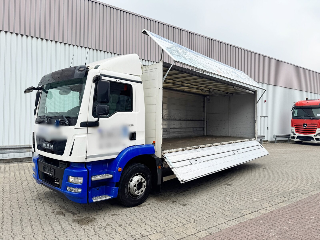 MAN TGM 15.250 4x2 LL TGM 15.250 4x2 LL, Getränkekoffer, Navi - Box truck: picture 1 MAN TGM 15.250 4x2 LL TGM 15.250 4x2 LL, Getränkekoffer, Navi - Box truck: picture 1