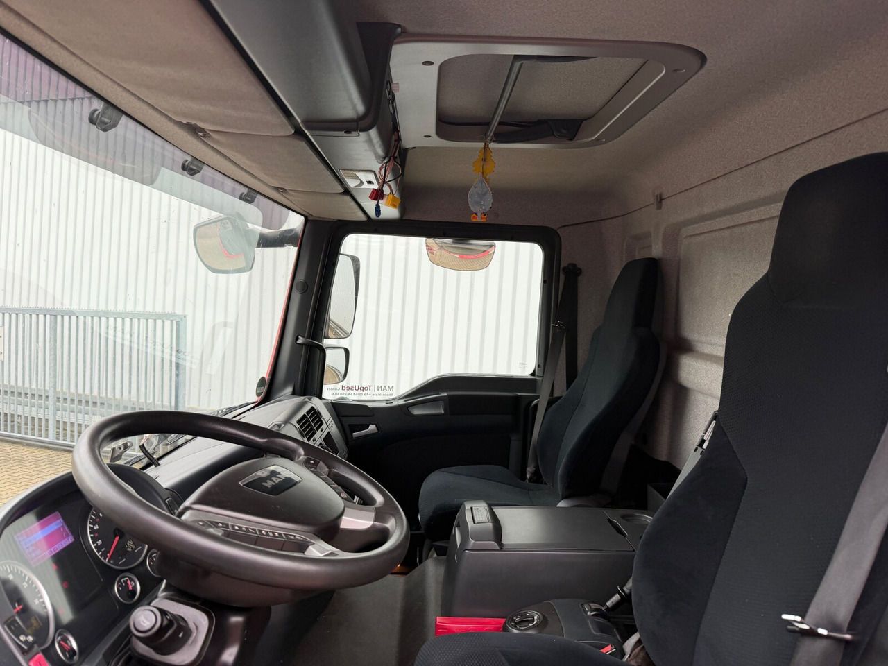 MAN TGM 22.290 6x2-4 LL TGM 22.290 6x2-4 LL, EEV, Lenkachse, 2x AHK, Getränkekoffer, LBW MBB - Box truck: picture 5 MAN TGM 22.290 6x2-4 LL TGM 22.290 6x2-4 LL, EEV, Lenkachse, 2x AHK, Getränkekoffer, LBW MBB - Box truck: picture 5