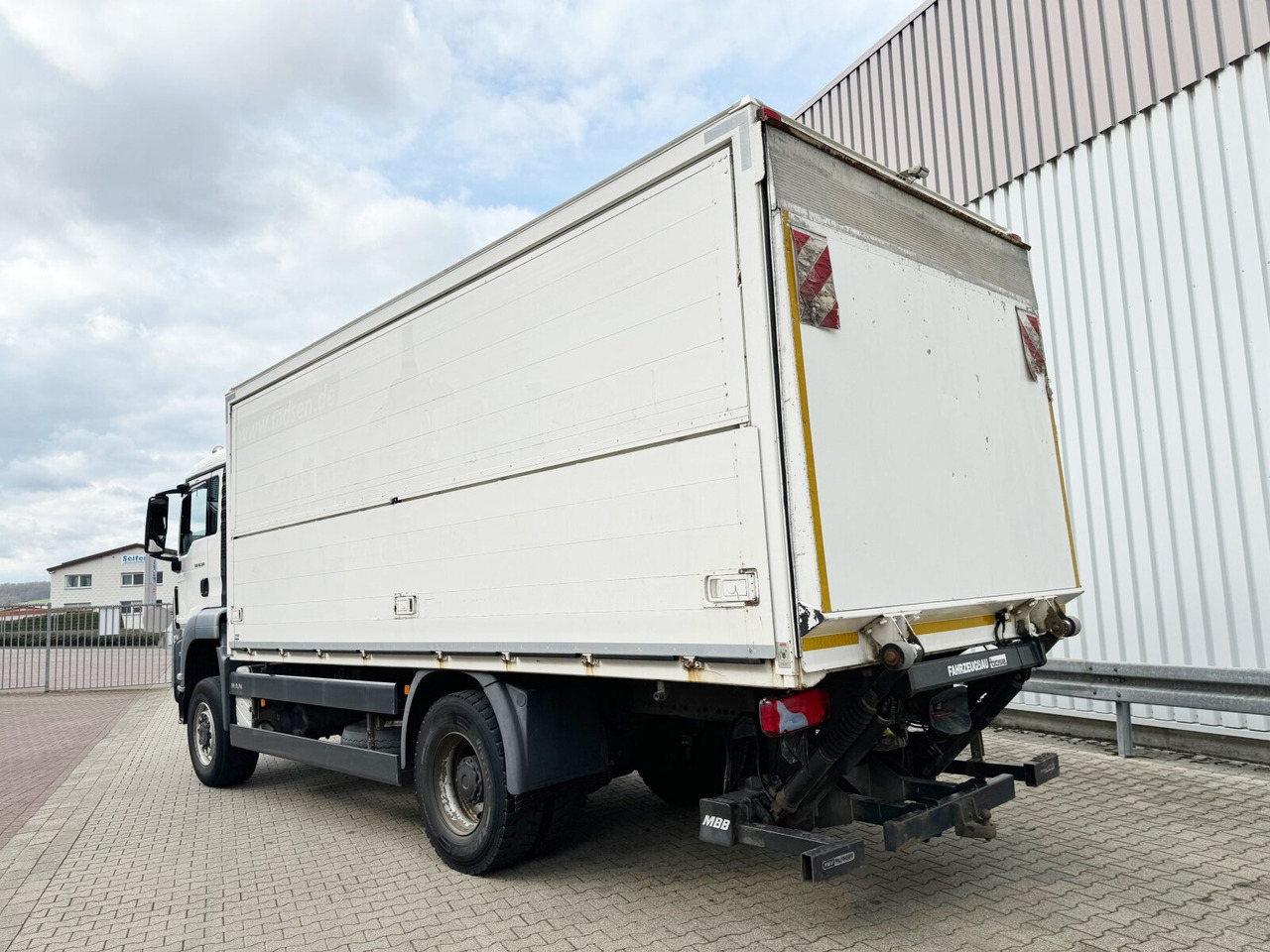 MAN TGS 18.320 4X4 BL TGS 18.320 4X4 BL, Getränkekoffer, LBW MBB, 2x AHK - Dropside/ Flatbed truck: picture 2 MAN TGS 18.320 4X4 BL TGS 18.320 4X4 BL, Getränkekoffer, LBW MBB, 2x AHK - Dropside/ Flatbed truck: picture 2