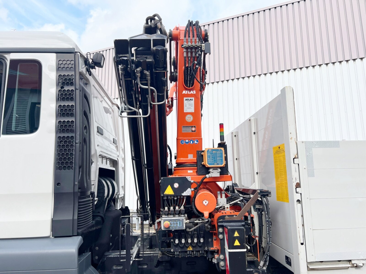 Hook lift truck, Crane truck MAN TGS 26.360/400 6x2-4 BL TGS 26.360/400 6x2-4 BL, Lenk-/Lift, Kran Atlas AK 206.3E A5, Funk: picture 9