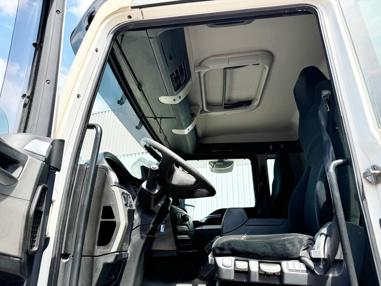 MAN TGS 26.360 6X2-4 BL TGS 26.360 6X2-4 BL, Lift-/Lenkachse, Stapleraufnahme - Box truck: picture 3 MAN TGS 26.360 6X2-4 BL TGS 26.360 6X2-4 BL, Lift-/Lenkachse, Stapleraufnahme - Box truck: picture 3