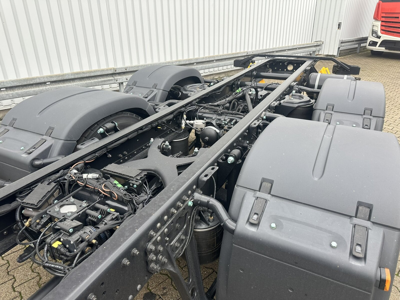 MAN TGS 26.440 6x2-4 LL CH TGS 26.440 6x2-4 LL CH, Lenk-/Liftachse, Navi, LED - Cab chassis truck: picture 3 MAN TGS 26.440 6x2-4 LL CH TGS 26.440 6x2-4 LL CH, Lenk-/Liftachse, Navi, LED - Cab chassis truck: picture 3