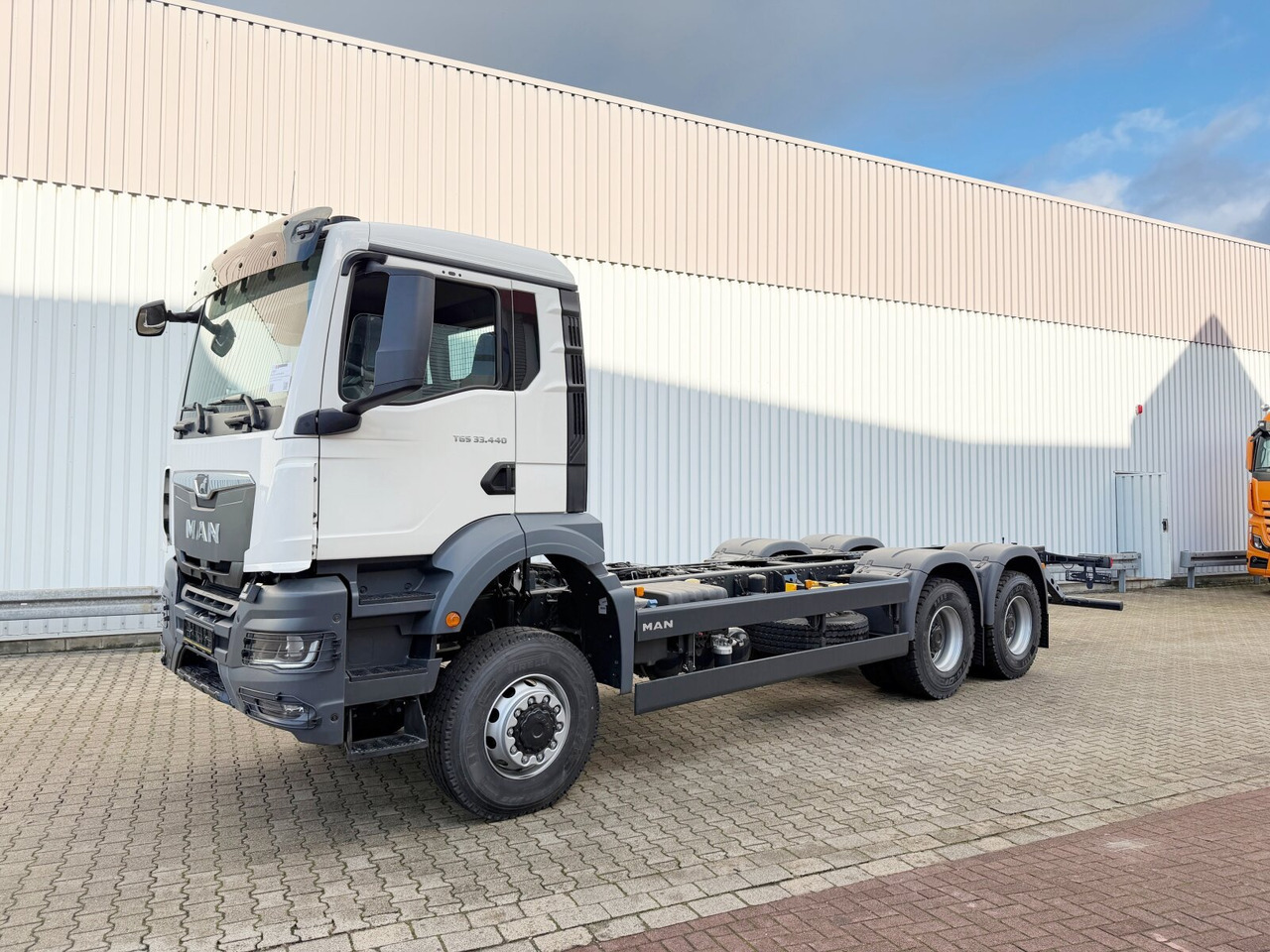 MAN TGS 33.440 6x6 BB CH TGS 33.440 6x6 BB CH, Hohe Bauart, Nebenantrieb - Cab chassis truck: picture 1 MAN TGS 33.440 6x6 BB CH TGS 33.440 6x6 BB CH, Hohe Bauart, Nebenantrieb - Cab chassis truck: picture 1
