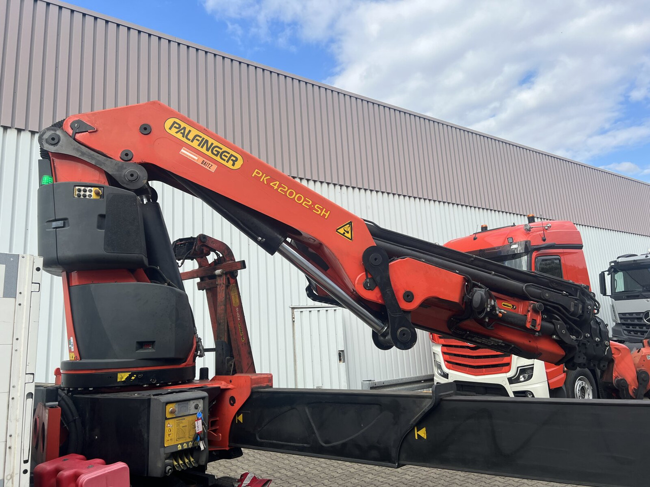 Crane truck, Dropside/ Flatbed truck MAN TGS 35.440 8x4 BL TGS 35.440 8x4 BL, Navi, Heckkran Palfinger PK42002 SH-F + Jip PJ 060 B, 24,9m-730kg, Funk: picture 15 Crane truck, Dropside/ Flatbed truck MAN TGS 35.440 8x4 BL TGS 35.440 8x4 BL, Navi, Heckkran Palfinger PK42002 SH-F + Jip PJ 060 B, 24,9m-730kg, Funk: picture 15