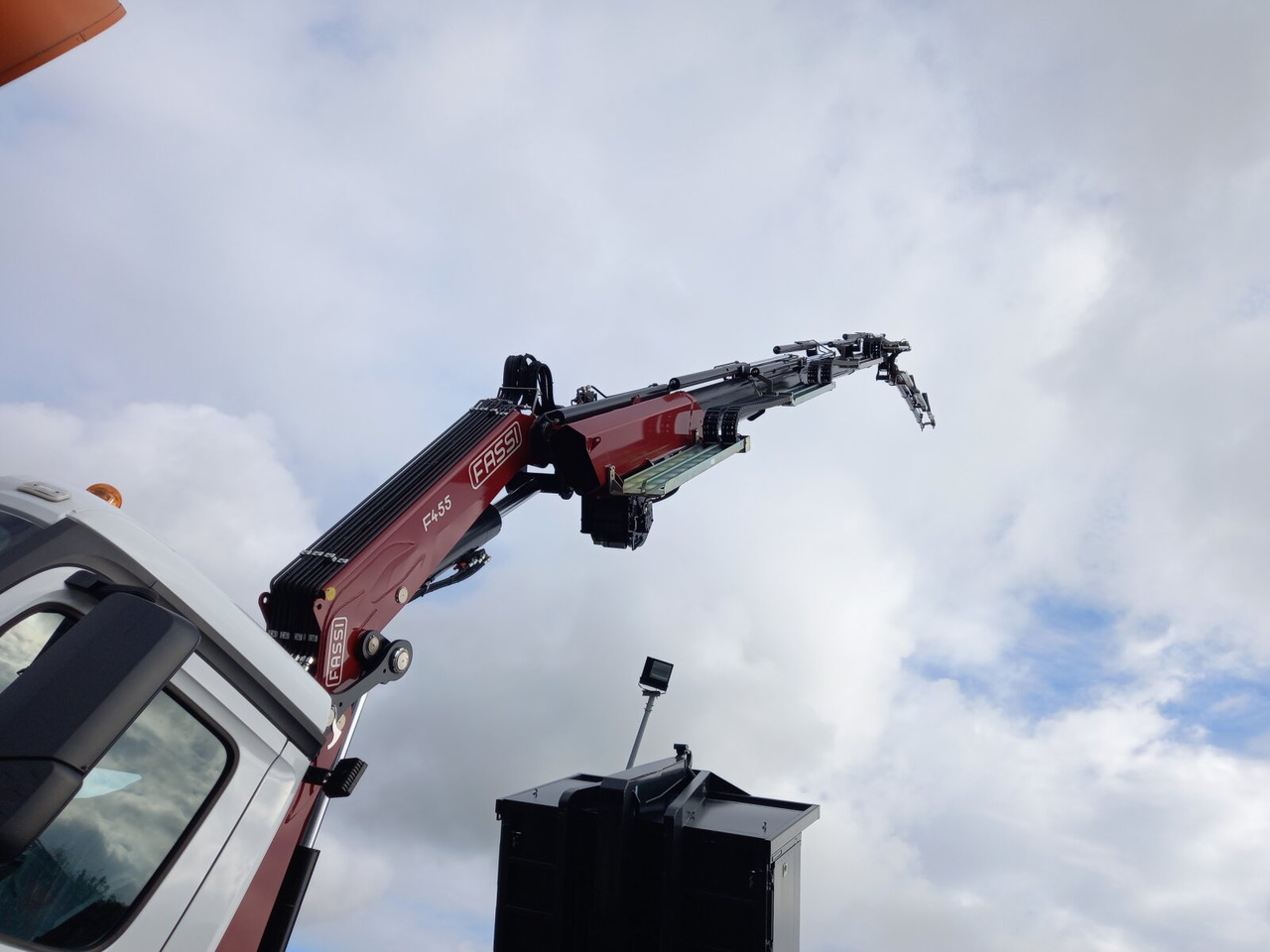Mercedes-Benz - AROCS 4142 K 8x4 - Skip loader truck, Crane truck: picture 3 Mercedes-Benz - AROCS 4142 K 8x4 - Skip loader truck, Crane truck: picture 3