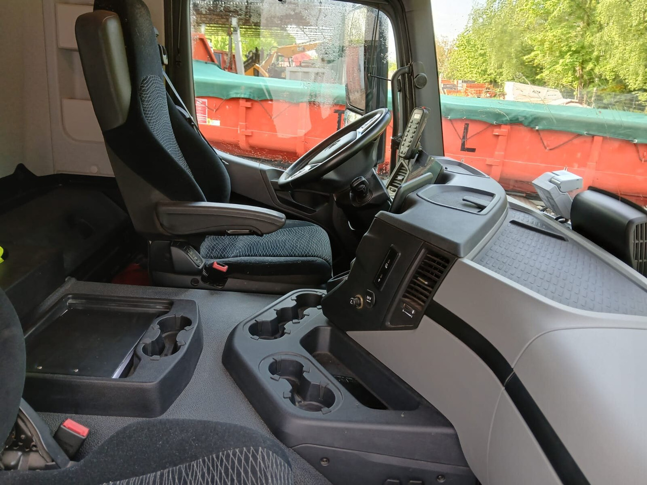 Mercedes-Benz Actros 1832 L 4x2 Actros 1832 L 4x2, Navi, MultimediaCockpit, Funk - Skip loader truck: picture 4 Mercedes-Benz Actros 1832 L 4x2 Actros 1832 L 4x2, Navi, MultimediaCockpit, Funk - Skip loader truck: picture 4
